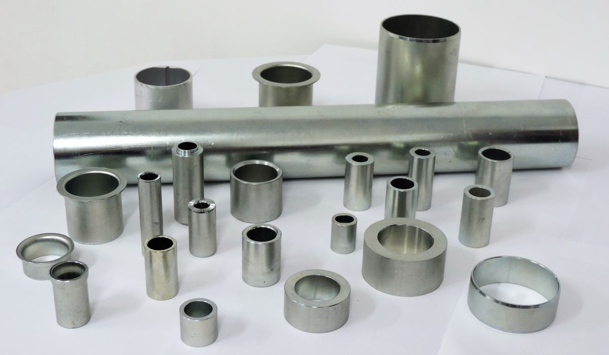 Peças usinadas partindo de perfis de alumínio extrudado e tubos de aço